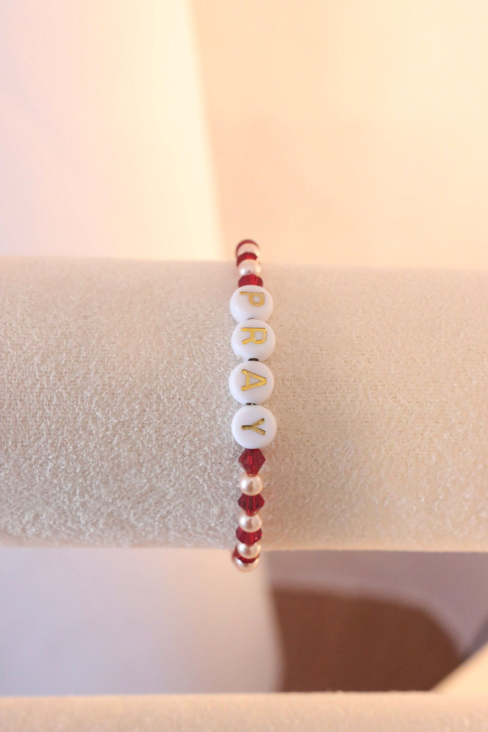 Bracelet couleur nacre et rubis "Pray"
