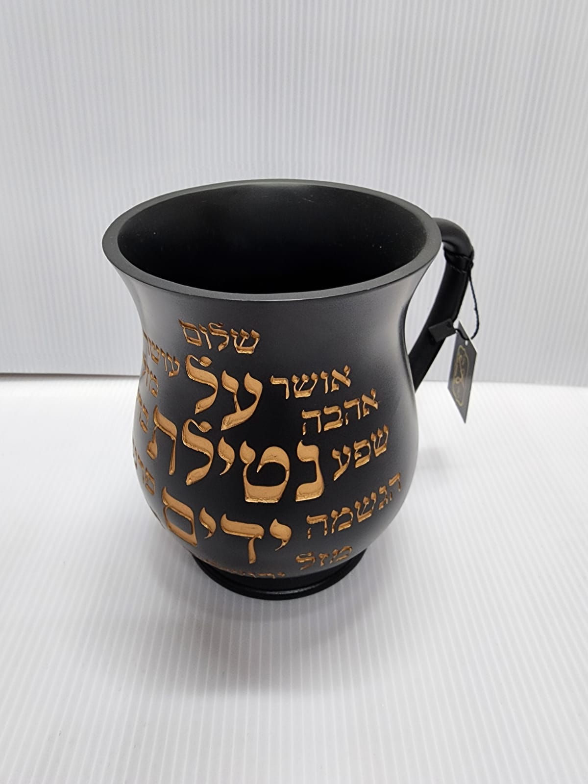 נטלה שחורה עם כיתוב בזהב