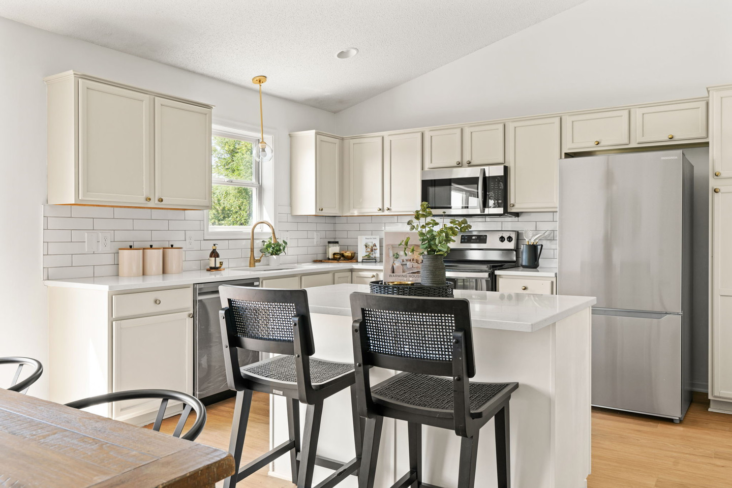 Montrose Modern kitchen with island and cream cabinets