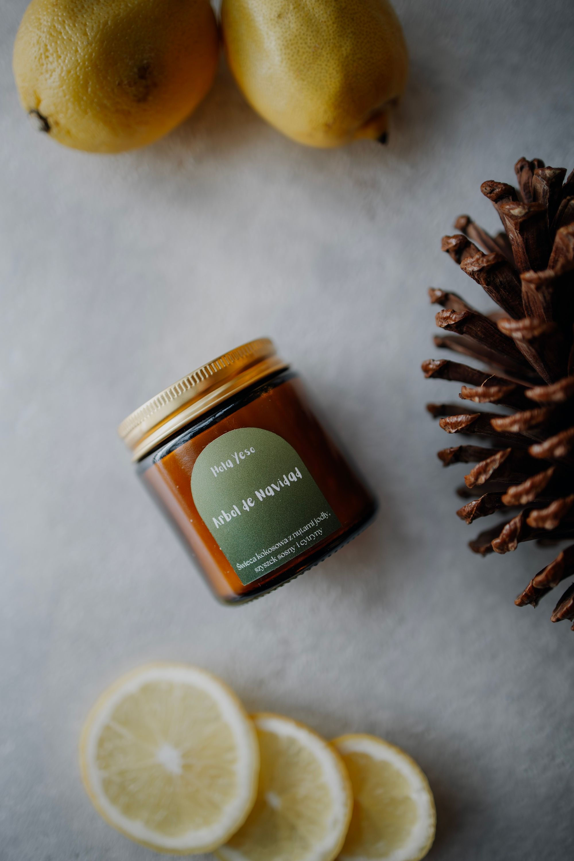 Świeca na biurku z dodatkami