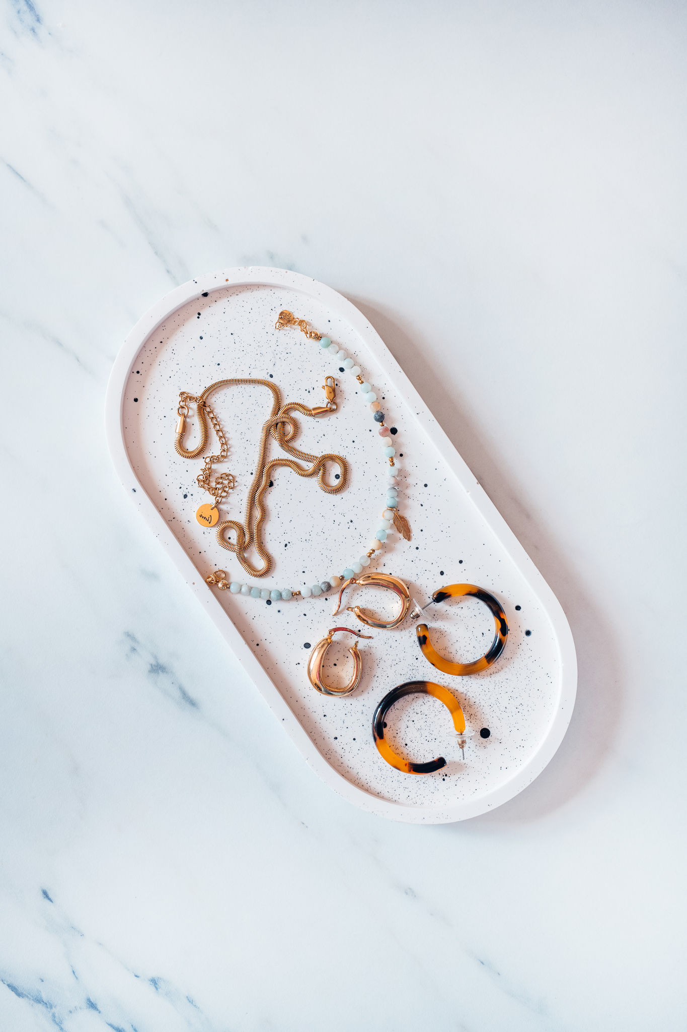 Podstawka owal z gipsu polimerowego z biżuterią