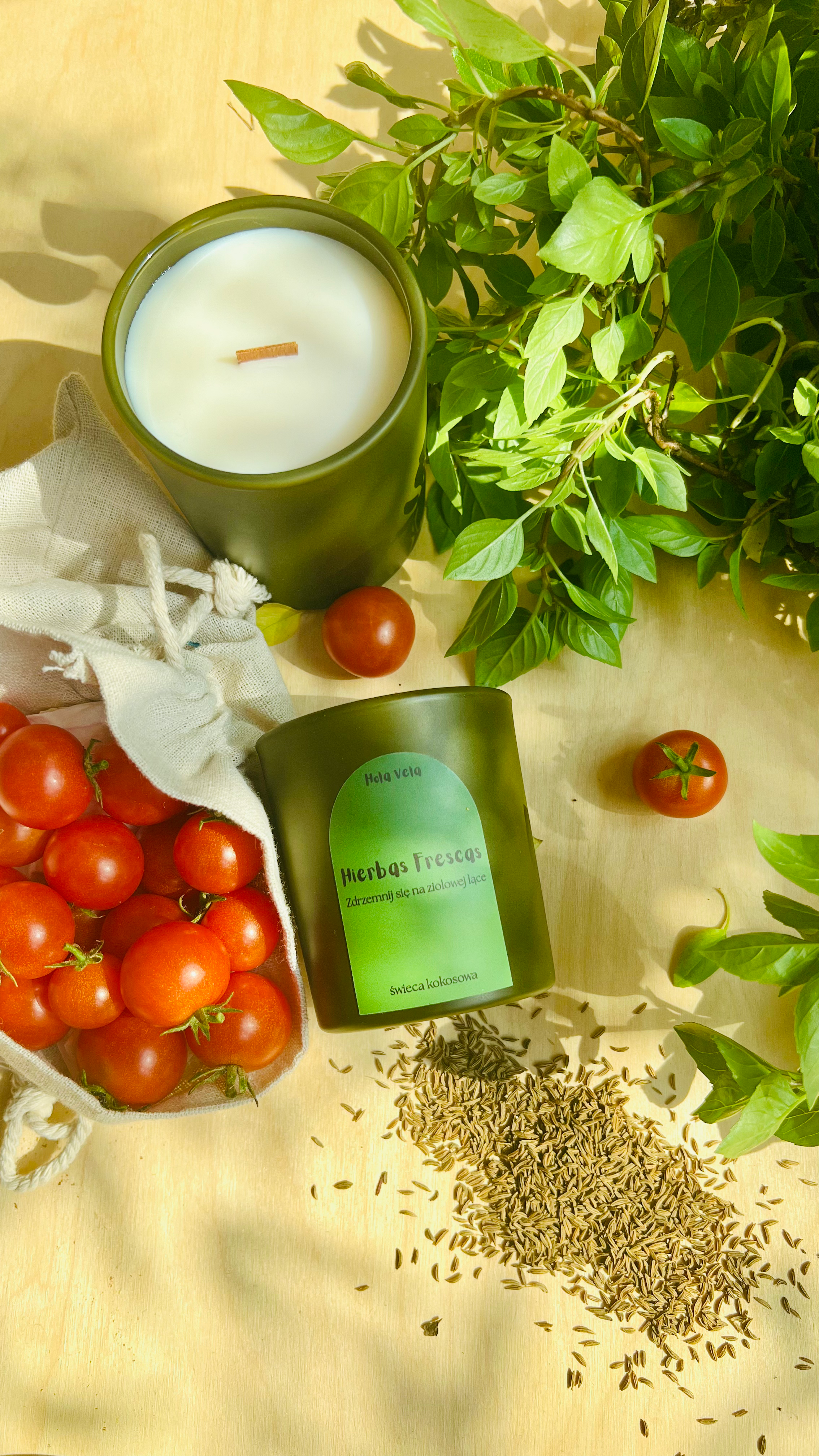 Świeca na biurku z dodatkami