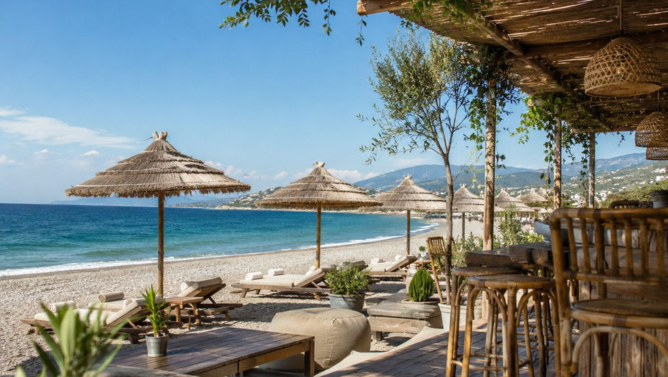 Ομπρέλες & ξαπλώστρες στην Αττική Ριβιέρα | Τιμές σε Σχινιά, Νέα Μάκρη, Μαραθώνα & Ζούμπερι