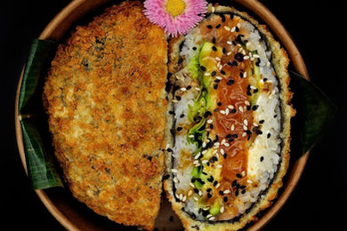 Duży sushi-burger zapakowany dla dostawy EGO Sushi Poznań