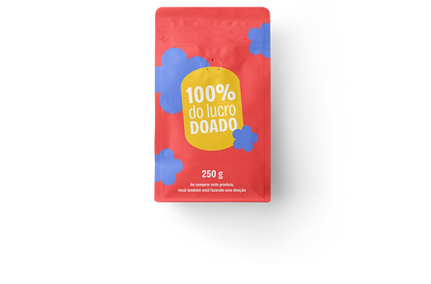 Foto de uma embalagem de café sem marca, escrito "produto social"
