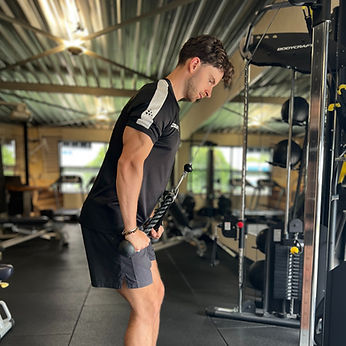 Personal trainer doet een oefening voor