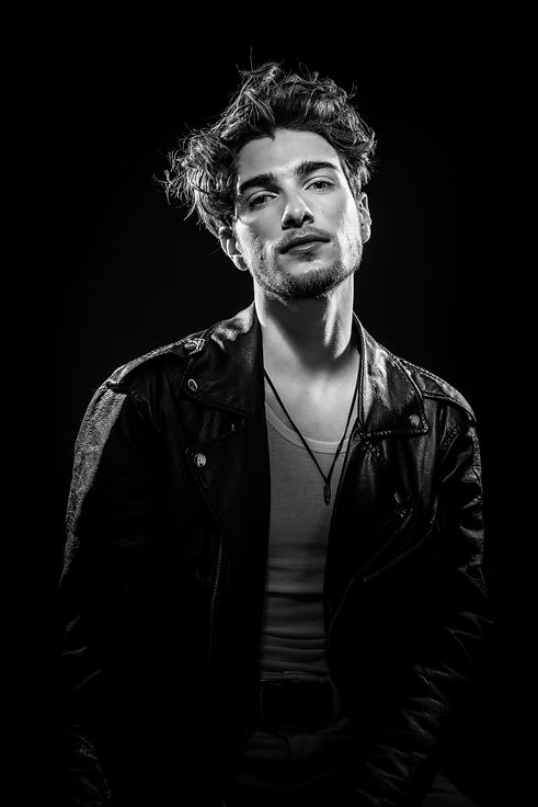 Photo de Jules et noir et blanc déterminé à faire de 2024 l'année du changement. Chanteur et sportif de haut niveau en ski de fond.