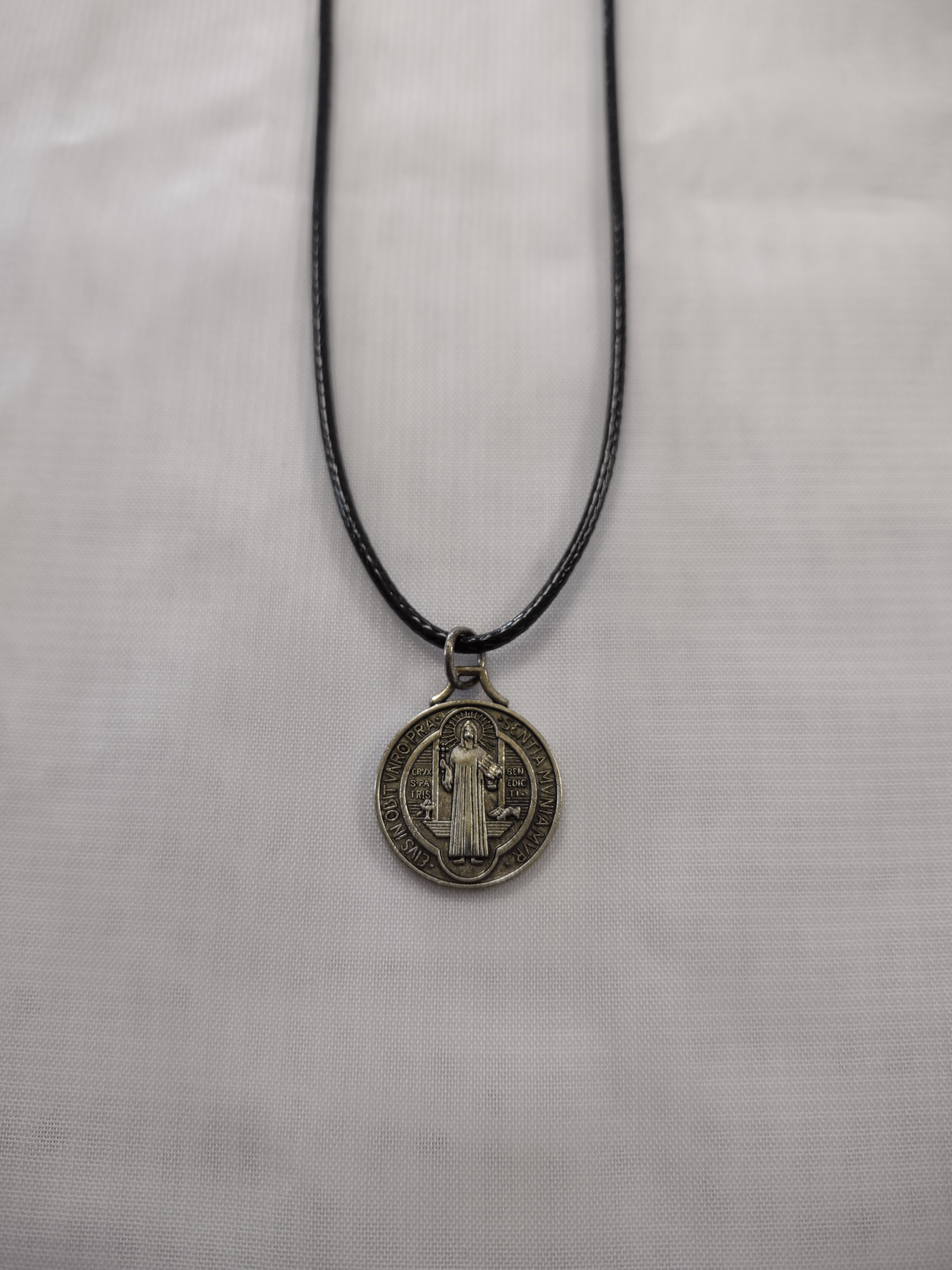 Medalla San Benito Cadena Cuero Negro