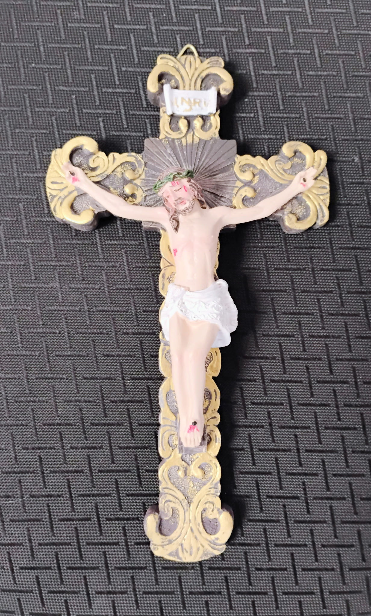 Crucifijo de Poly-Resina cafe con Dorado 8"