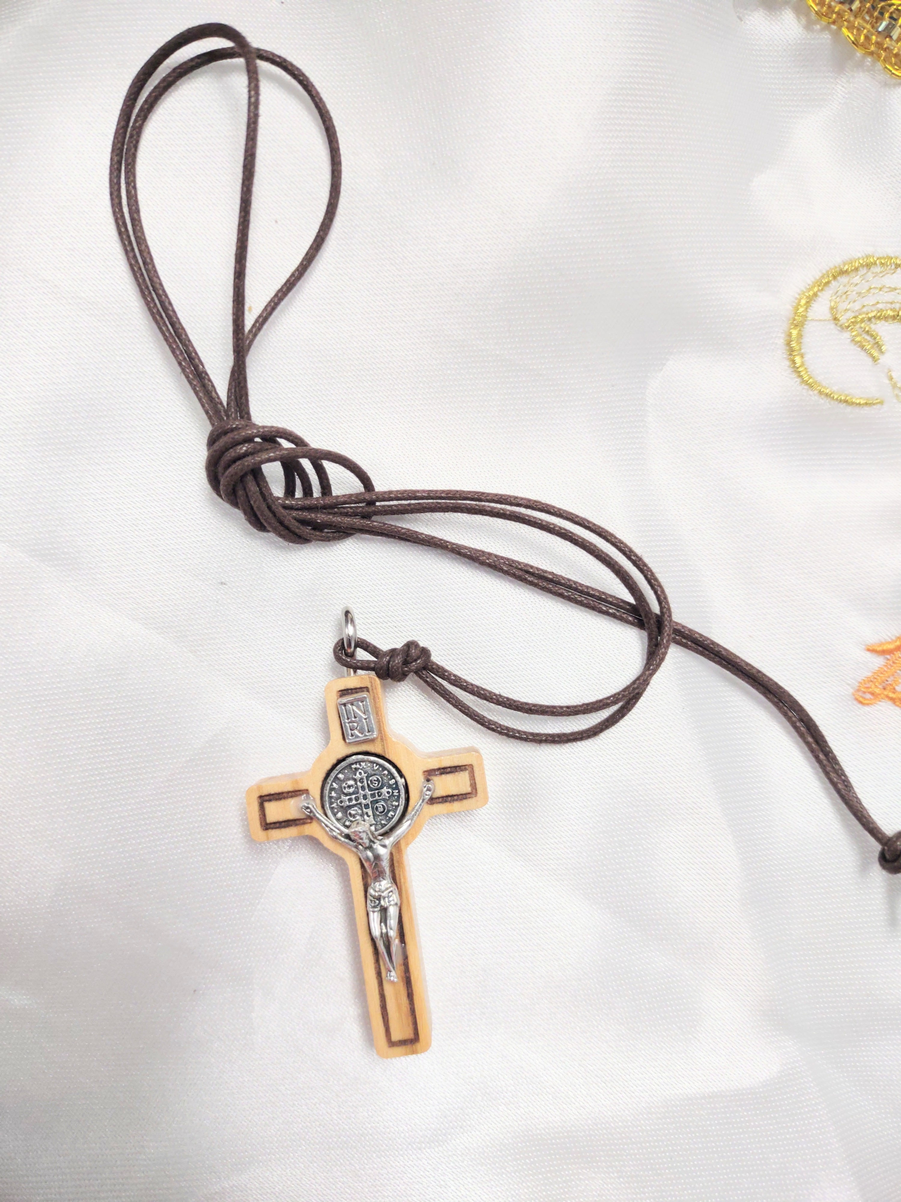 Cruz Madera San Benito y Cristo
