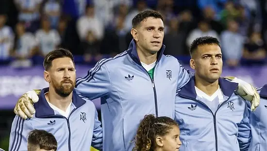 La FIFPro dejó afuera a Messi y al Dibu Martínez del 11 ideal