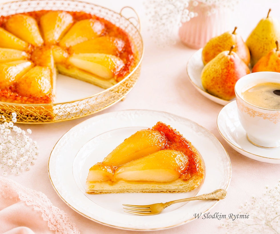Tarta Tatin z gruszkami na cieście francuskim i filiżanką kawy.