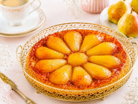 Tarta Tatin z gruszkami na cieście francuskim w maślanym karmelu podana w złotej, ażurowej paterze.