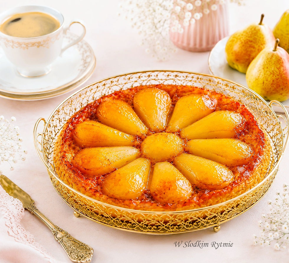 Tarta Tatin z gruszkami na cieście francuskim w maślanym karmelu podana w złotej, ażurowej paterze.