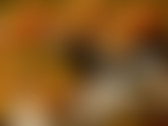 Babeczki dyniowe podane z filiżanką kawy w jesiennej scenerii.