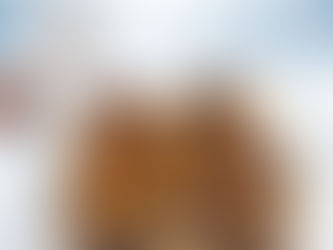 Cztery jabłka pieczone z sosem toffi w szklanym naczyniu, obok w kubeczku sos toffi zimą.