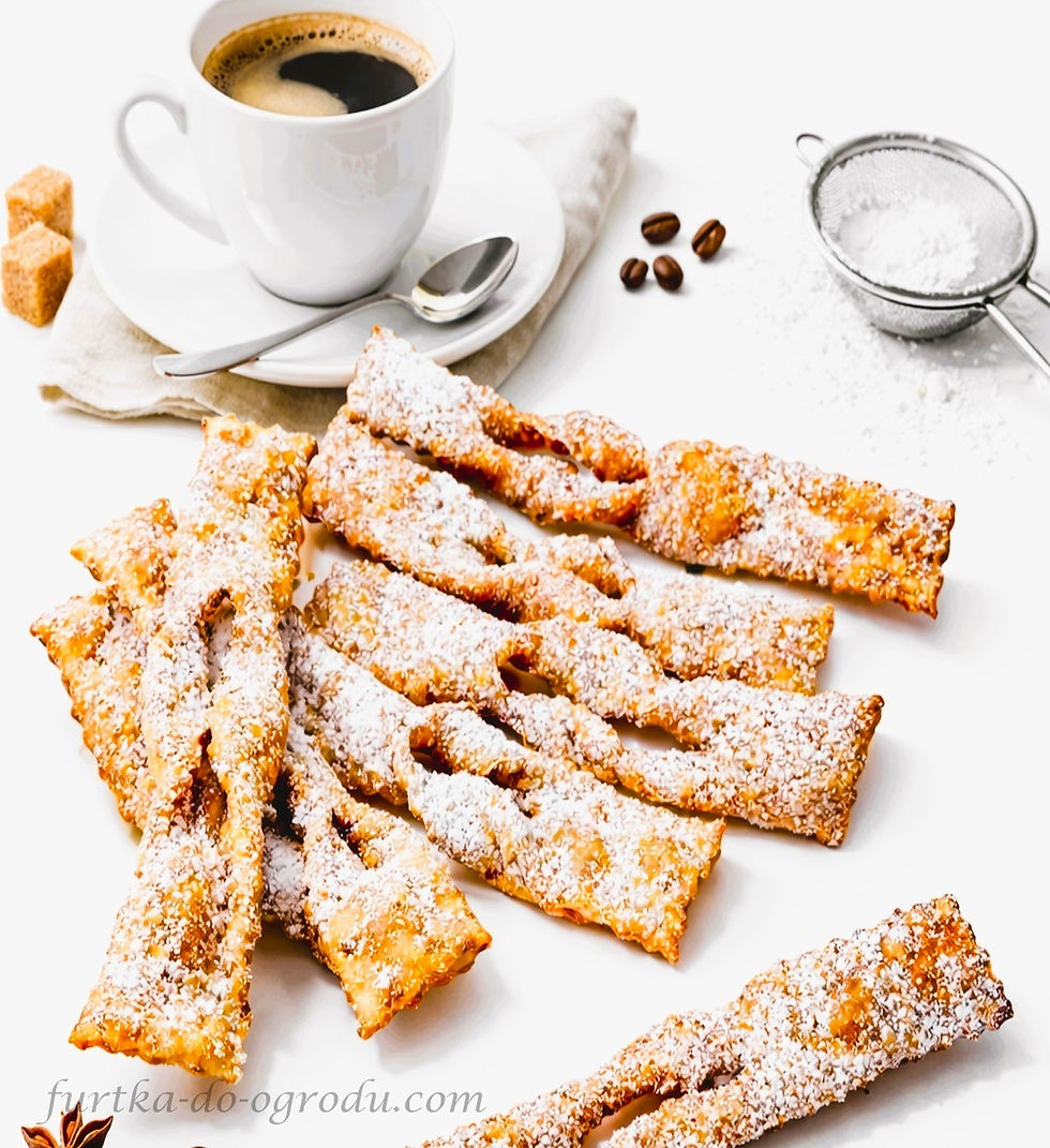 Faworki oprószone cukrem pudrem, obok filiżanka kawy i sitko z cukrem pudrem.