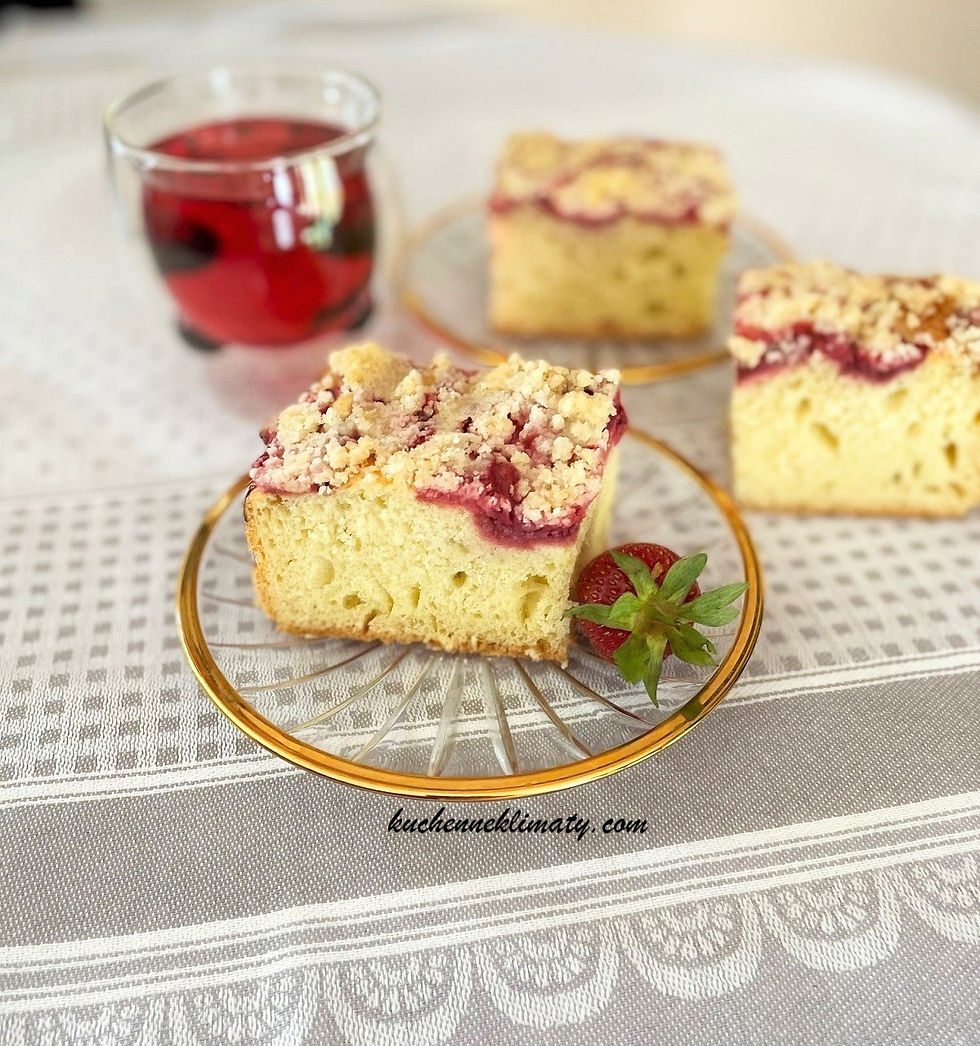 Ciasto truskawkowe na szklanym talerzyku