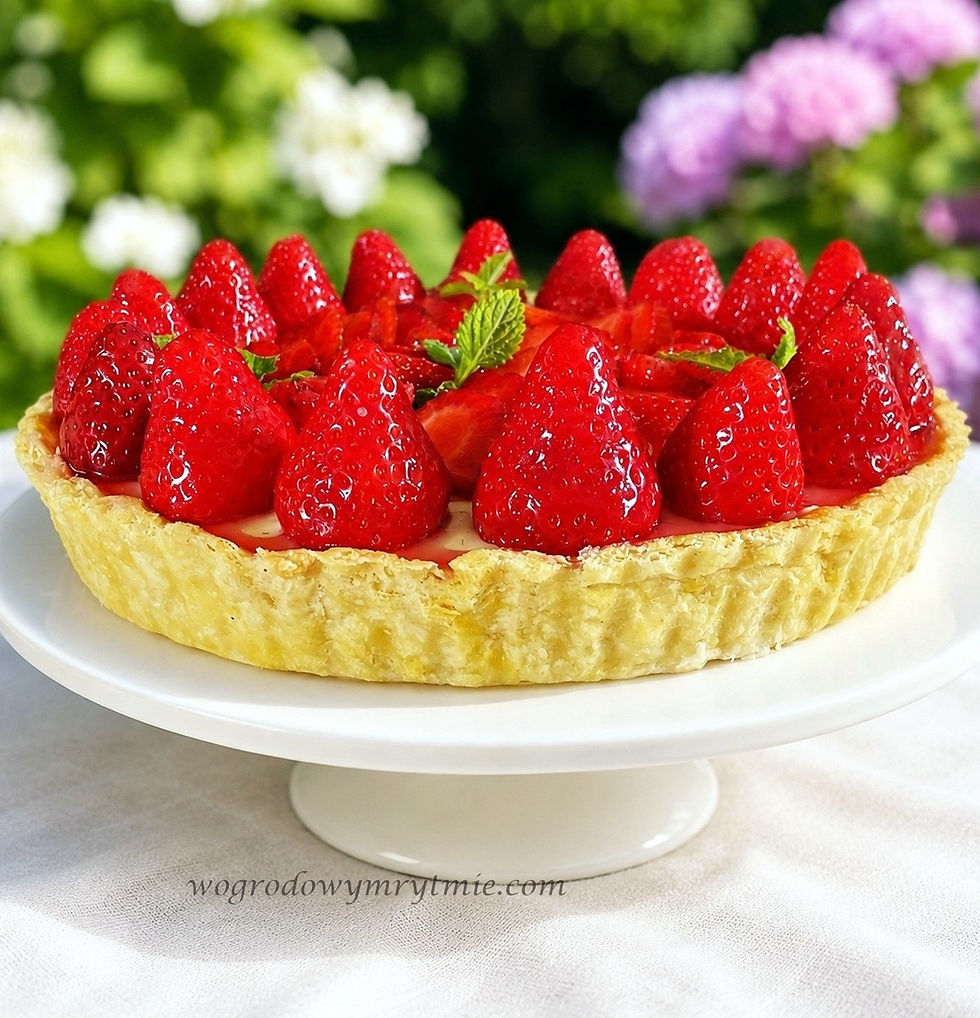 Tarta z truskawkami i kremem mascarpone na kruchym spodzie podana na białej paterze w ogrodowej scenerii.