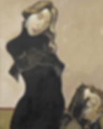 Femme robe noire, l'homme prie