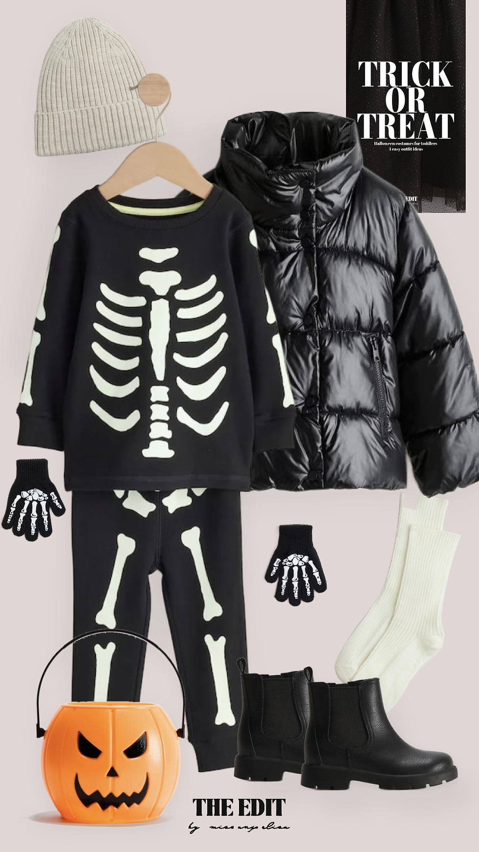 Skelett-Kostüm fürs Kleinkind: leuchtendes Skelett-Set, schwarze Pufferjacke, cremefarbene Wollmütze, Wollsocken, Skelett-Handschuhe, schwarze Chelsea-Boots und Kürbis-Eimer