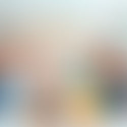 Groupe d’élèves levant la main en classe lors d’une activité d’éducation financière