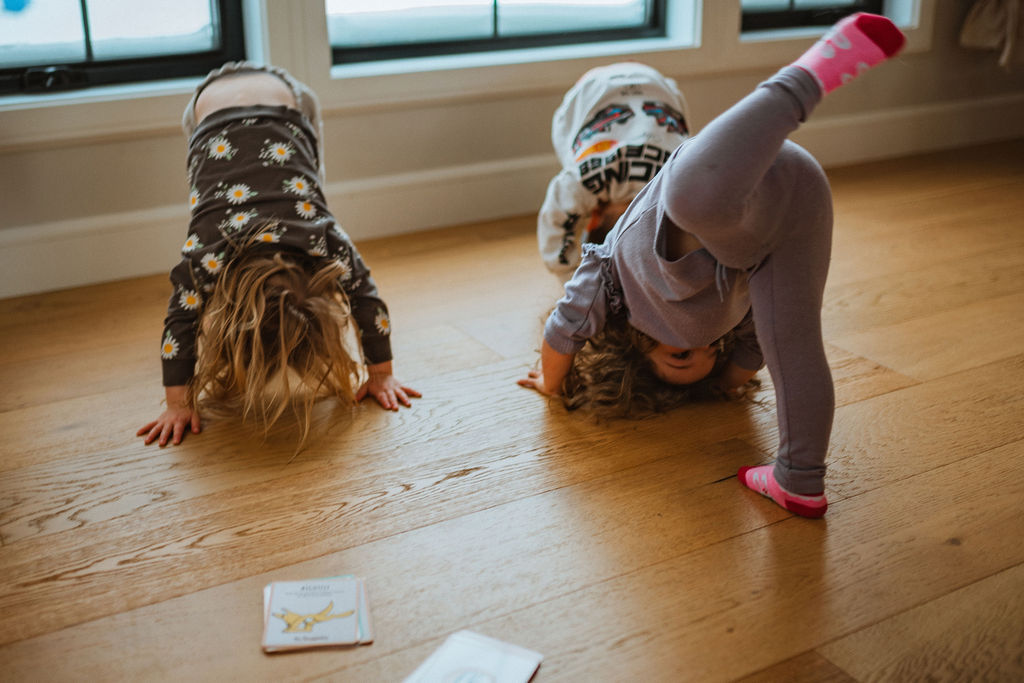 Enfants qui font des culbutent