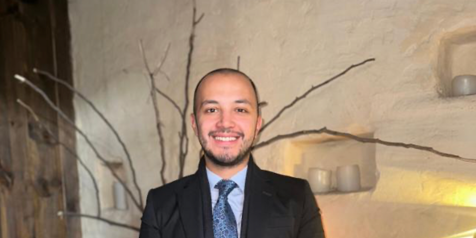 Cliente satisfecho mostrando los resultados de la estrategia de marketing implementada por MATISIS