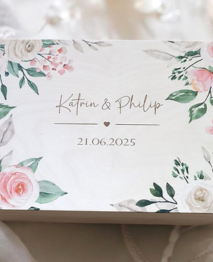 Personalisierte Hochzeitskiste mit pastellfarbenem Rosen-Rahmen
