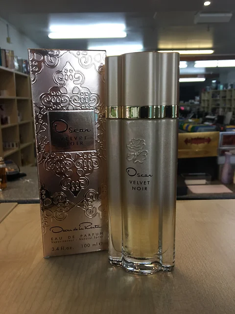 velvet noir oscar de la renta