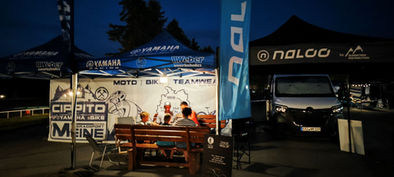Cippito E MTB Team Stand: Yamaha, Moto, Bike, Team, Mine bei Nacht, im Freien.
