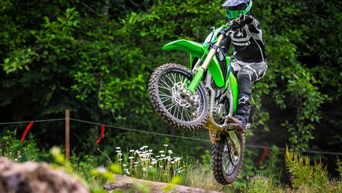 KX250X & KX450X: Enduro-tauglich abgestimmte Varianten mit Offroad-Bereifung (F21“/R18“), angepasstem Fahrwerk, Seitenständer.