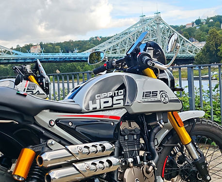 Motorrad mit dem Text: HPS und Brücke Blaues Wunder im Hintergrund.