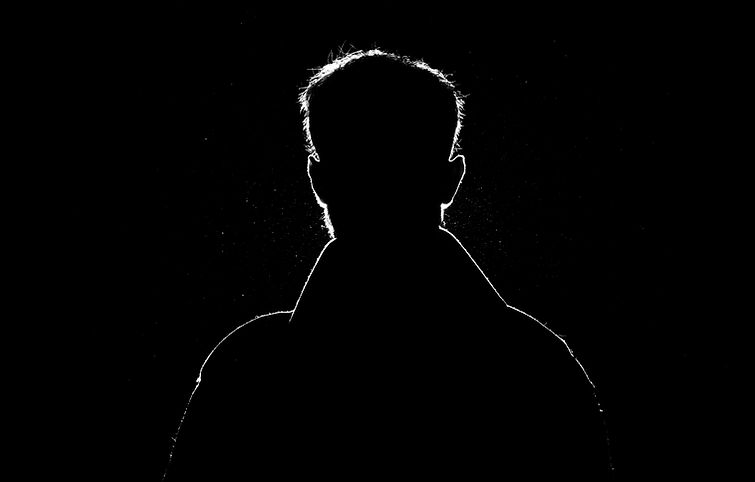 Portrait contre jour. Silhouette au theatre. Spectacle Vivant.