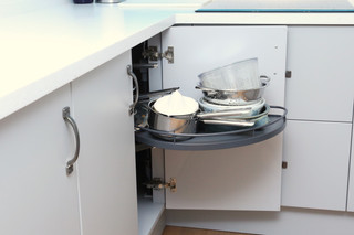 Corner kidney shelf