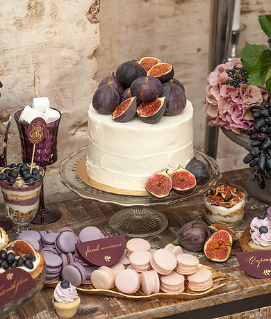 Hochzeitstorte mit Arrangement aus Gebäck