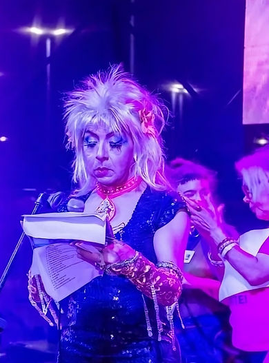 Alessandra Babino conduciendo la Marcha del Orgullo de Avellaneda.