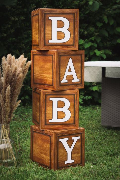 Photographe événement famille Paris – décor cubes BABY pour gender reveal.