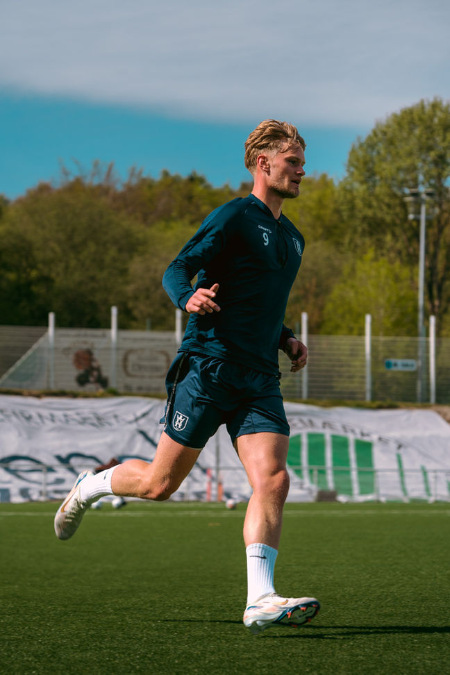 Joueur du FC Helsingør courant avec le ballon – photo sportive Kaïraw