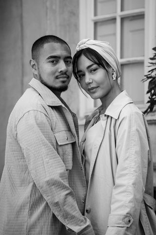 Couple élégant posant ensemble, shooting amoureux Paris – photo Kaïraw