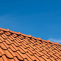 L’image présente une toiture soigneusement entretenue, aux lignes nettes et régulières. Les matériaux sont bien alignés et dé