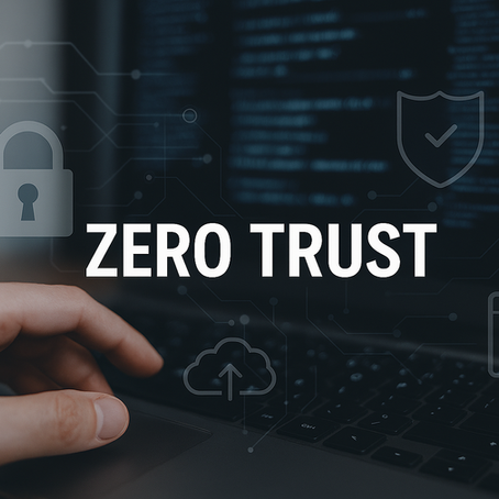 Mano che digita su una tastiera con sullo sfondo uno schermo contenente codice informatico; al centro l’espressione “ZERO TRUST” in bianco, circondata da icone traslucide di sicurezza informatica (lucchetto, scudo, cloud e ingranaggio), a rappresentare il modello di sicurezza informatica Zero Trust.