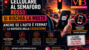 CELLULARE AL SEMAFORO ROSSO: SI RISCHIA LA MULTA ANCHE SE L'AUTO È FERMA? LA RISPOSTA DELLA CASSAZIONE