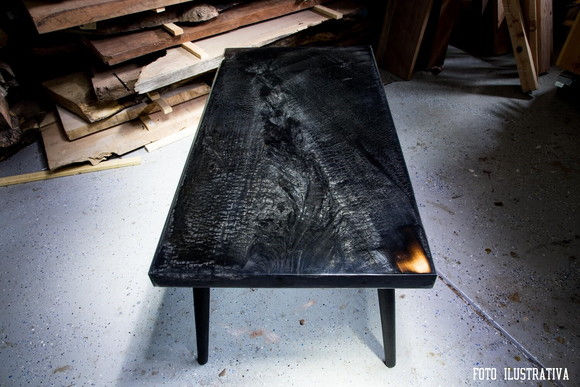 Mesa de Centro em Madeira Queimada com Resina