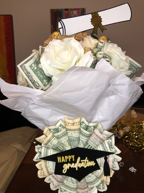 Money bouquet gift with graduation cap: Happy graduation!