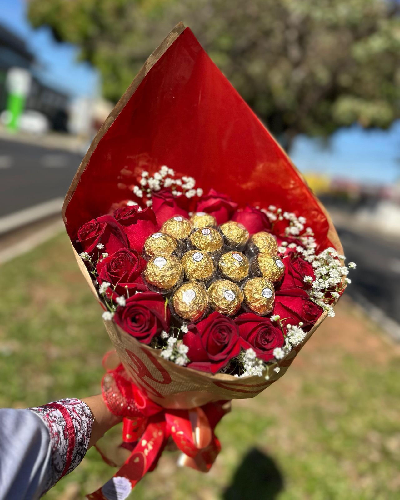 Buquê 12 Rosas Vermelhas com Ferrero