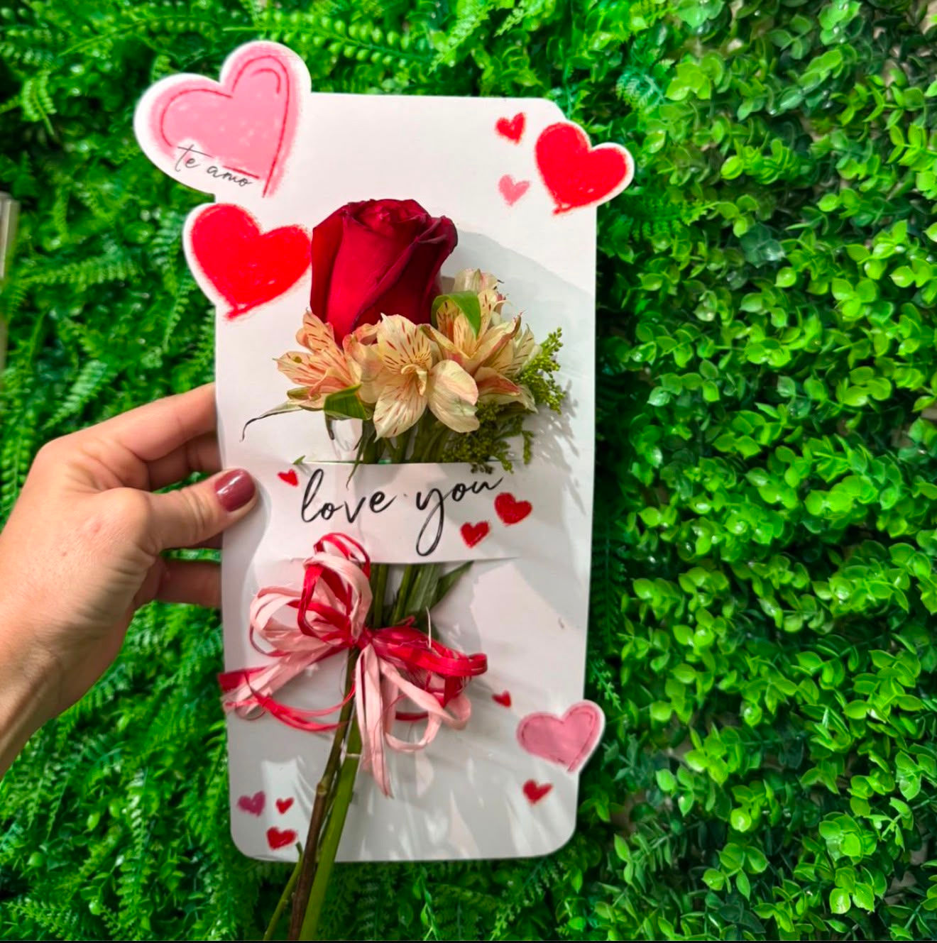 Cartão Mimo com Botão de Rosa e Astromélia