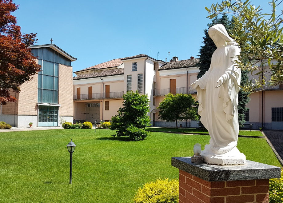 Garden-statues_edited.jpg