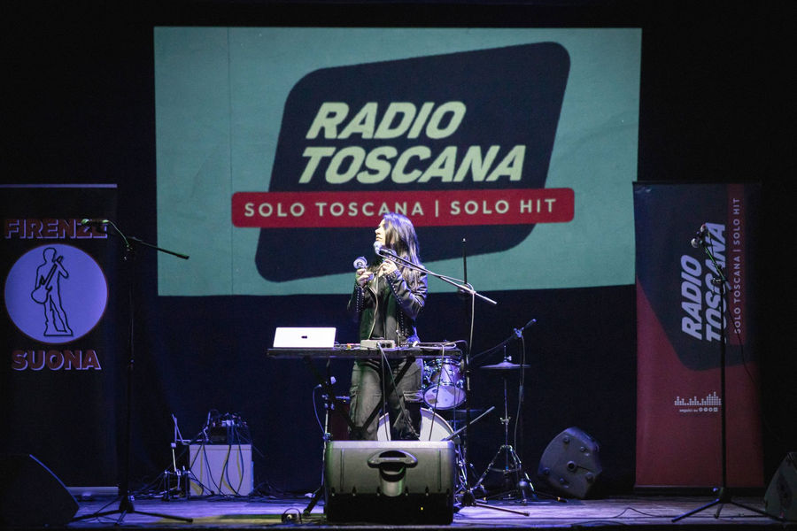 Amira spettacolo dal vivo pop elettronico e live looping in Radio Toscana live