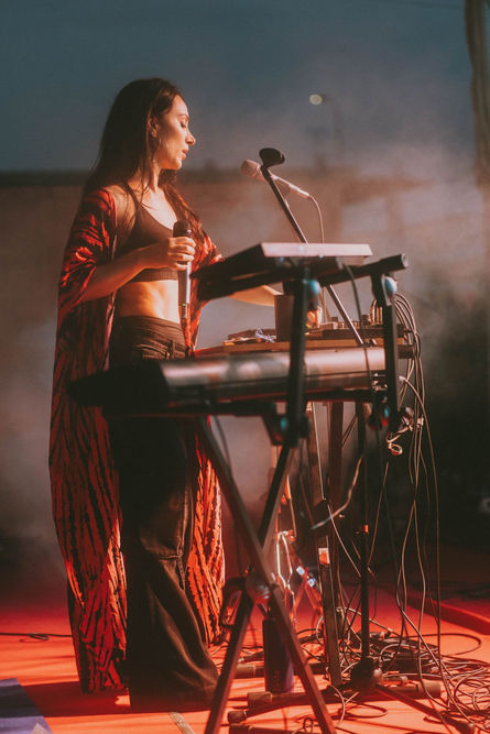 Amira spettacolo dal vivo pop elettronico e live looping in Gnu wave Festival foto laterale
